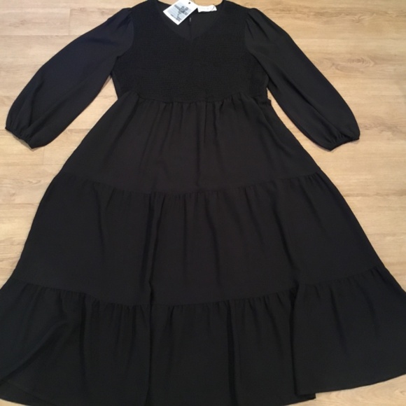 Women's Plus Size V Neck Smocked A-Line Maxi Tired Dress With Pockets - Picture 5 of 8